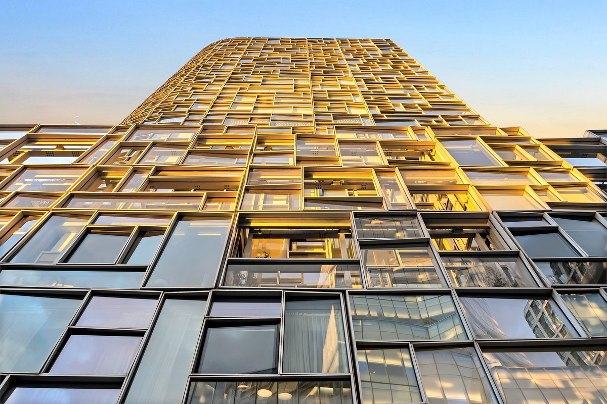 Nam diễn viên Hugh Jackman và vợ mua căn penthouse sang trọng trị giá 22,1 triệu USD vào tháng 8/2022. Căn hộ được thiết kế bởi kiến trúc sư đoạt giải Pritzker, Jean Nouvel, thiên tài đằng sau bảo tàng Louvre ở Abu Dhabi. Căn hộ nằm trên cùng toà tháp nổi tiếng.