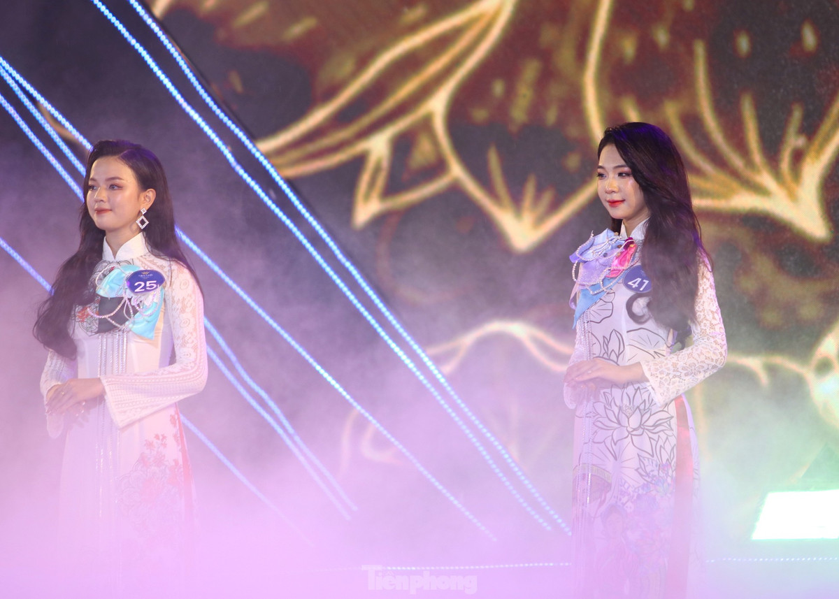 Tại đêm chung kết, các thí sinh tham gia 3 phần thi gồm: Trình diễn áo dài, Trình diễn trang phục dạ hội. Qua các phần thi, ban giám khảo tiếp tục chọn ra 5 nữ sinh xuất sắc nhất bước vào phần thi ứng xử để phân định các ngôi vị Hoa khôi, Á khôi 1 và Á khôi 2.