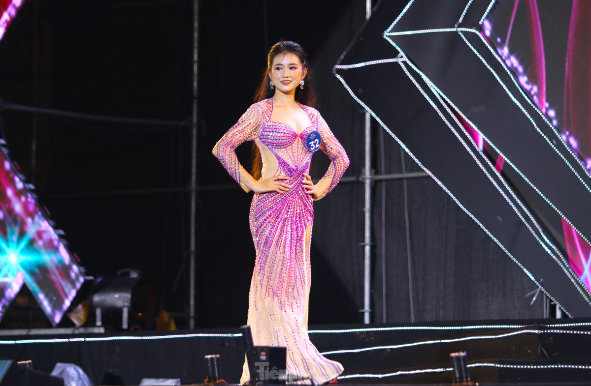 Các thí sinh lộng lẫy trong phần thi trang phục dạ hội.