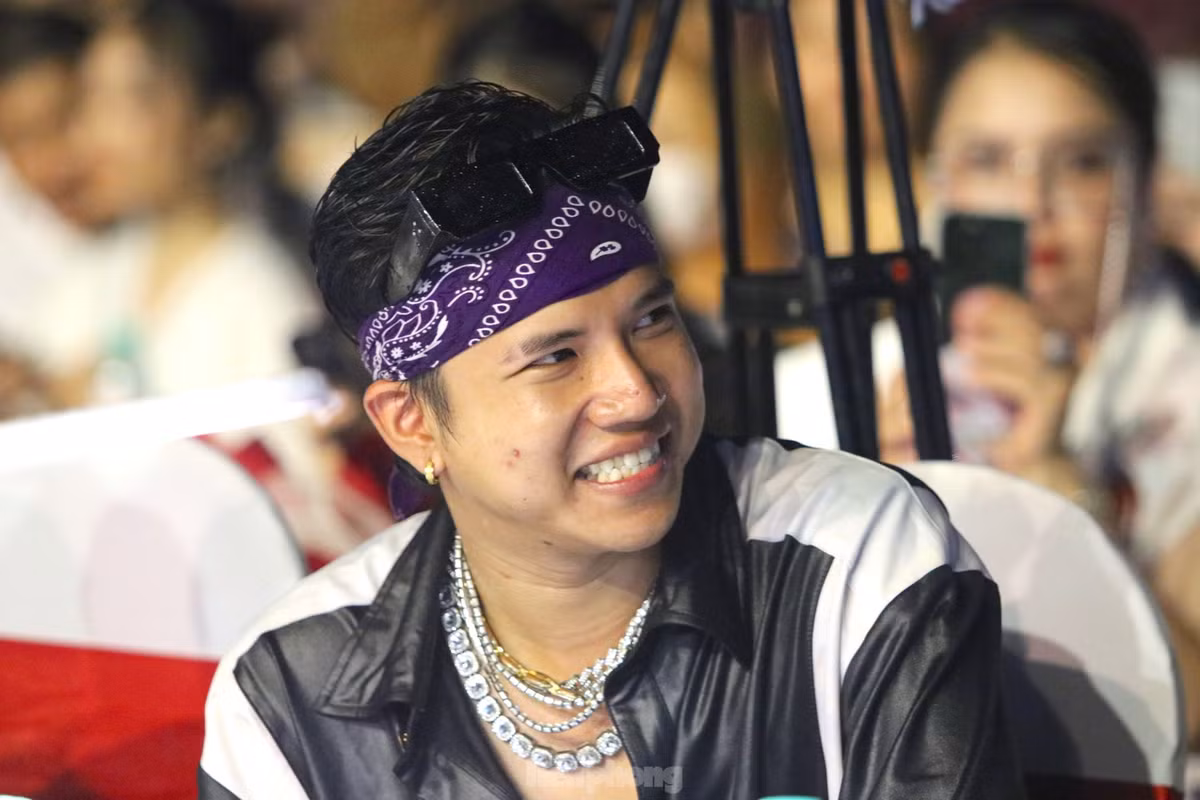 Sự có mặt của người mẫu Vũ Thúy Quỳnh cùng ca sĩ Trịnh Văn Núi và những diễn viên nổi tiếng đã khiến không khí đêm chung kết cuộc thi “Thanh niên Thanh lịch thành phố Vinh - Miss Vinh 2023” sôi động, hấp dẫn.