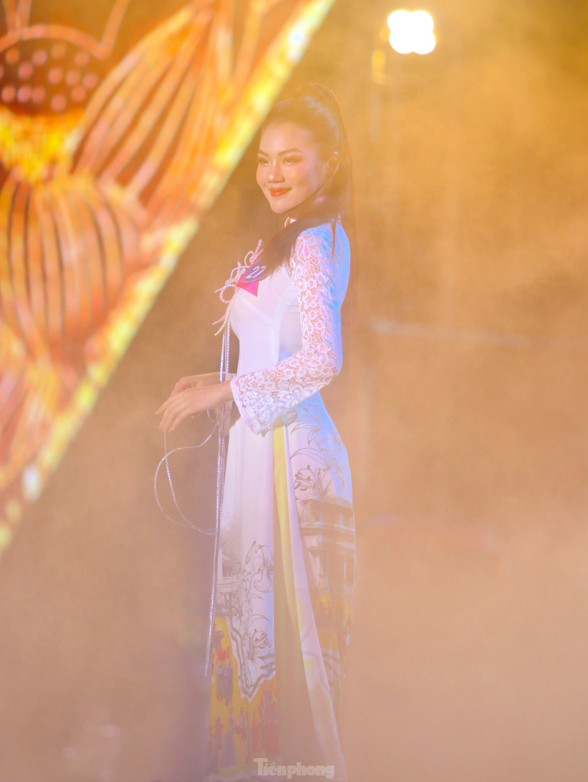 Những thí sinh thể hiện nét duyên dáng trong phần thi trang phục áo dài.