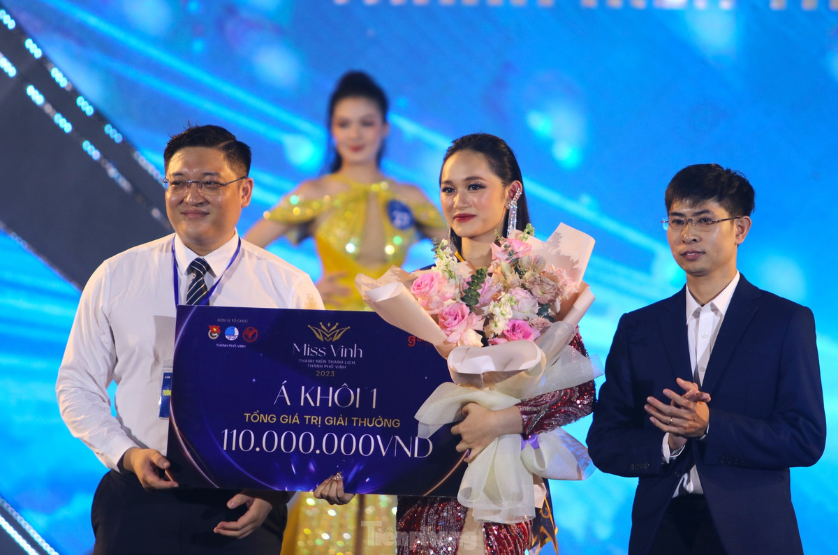 Anh Hồ Đức Việt - Bí thư Thành Đoàn Vinh, Trưởng Ban tổ chức trao Giải Á khôi 1 cho thí sinh Võ Nguyễn Trà My.