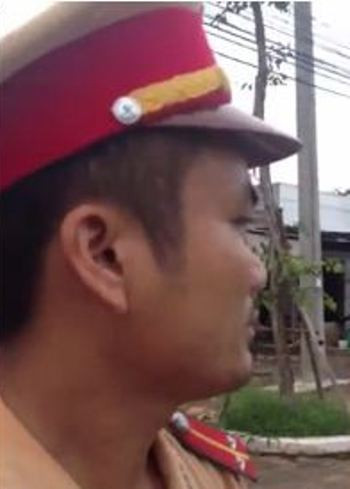 Trung úy Mai Bá Thi phải nhận hình thức kỷ luật khiển trách và điều độngkhỏi lực lượng CSGT để nhận công tác tại lực lượng khác thuộc Công an huyện Đất Đỏ.