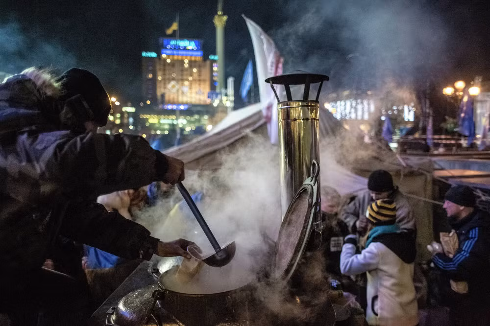 Người biểu tình tranh thủ ăn ở khu vực cắm trai.