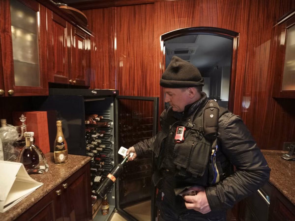 Những chai rượu đắt tiền xếp đầy trong tủ chứa.