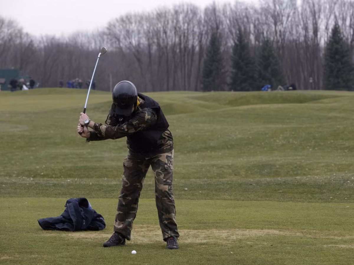 Ngoài ra, cơ ngơi này còn có hẳn một sân golf rộng rãi.