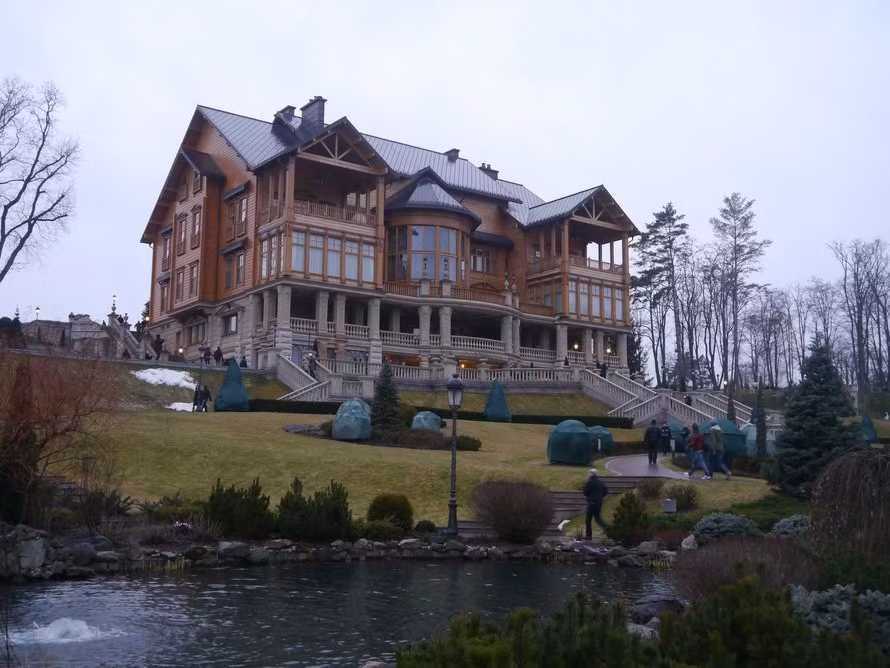 Một góc công viên rộng lớn trong cơ ngơi đồ sộ này.