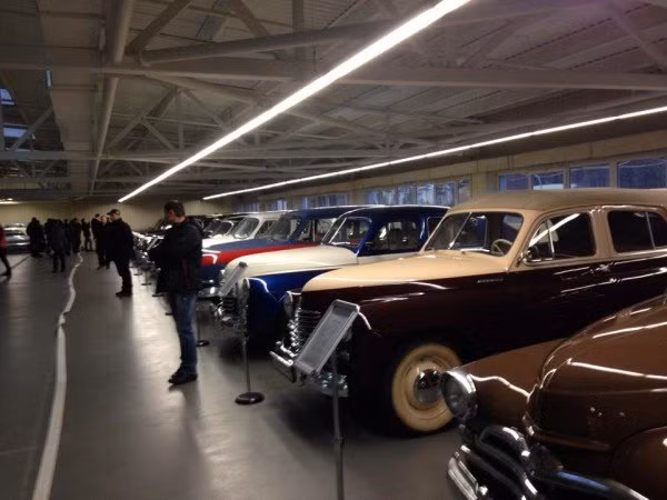 Bộ sưu tập xe cổ trong garage của Tổng thống Ukraine.