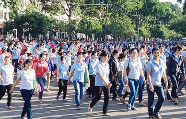 Tất cả thể hiện tinh thần phấn khởi khi bước qua cổng các KCN, KCX. "Chúng tôi đã nhận thức được rằng, yêu nước phải bằng hành động thiết thực, là hăng say lao động để nuôi sống bản thân, gia đình và xây dựng quê hương, đất nước", nhiều công nhân chia sẻ. Ảnh: P.Điền.