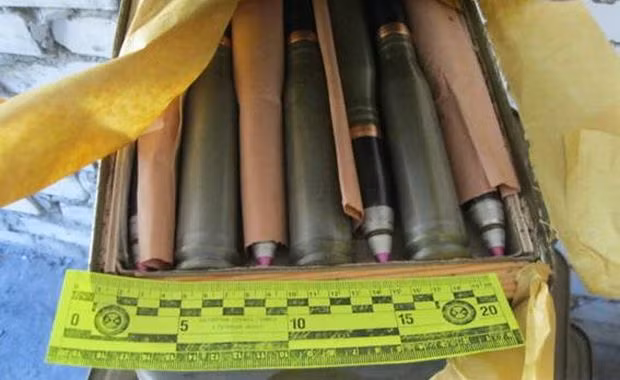 Một hộp đựng đạn pháo trong kho trên.