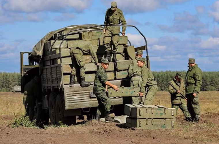 Đội hậu cần chuyển đạn pháo.