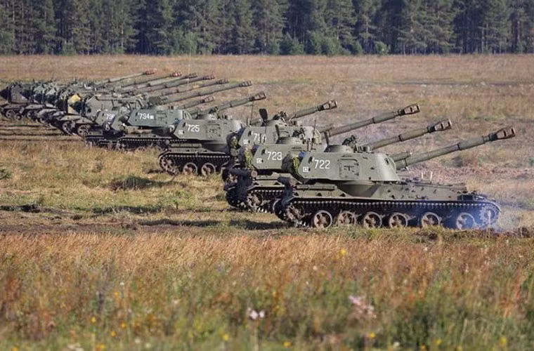 2S3 Akatsiya được trang bị các loại đạn nổ phá mảnh OF-540 và OF-25; đạn nổ mạnh chống tăng BP-540 (xuyên giáp dày 250mm cách xa 3km), Br-540B và Br-540 (xuyên giáp 115-120mm cách xa 1km); đạn tự dẫn tăng tầm OF-38 Krasnopol); đạn chiếu sáng S1; đạn khói ZH3.