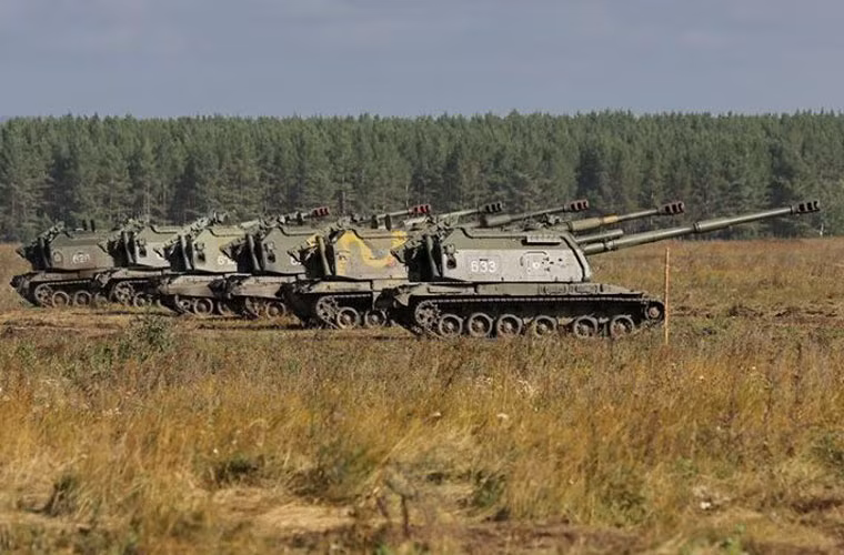 Đội hình pháo tự hành hạng nặng 2S19 Msta-S xếp hàng ngay ngắn, đã sẵn sàng thiêu rụi quân thù. Nó được trang bị khẩu pháo 2A65 152mm có thể bắn nhiều loại đạn, gồm: đạn nổ mạnh với tầm bắn 24,7km); đạn chống tăng với tầm 28,9km; đạn tăng tầm có tầm bắn 36km; đạn khói; đạn hóa học; đạn hạt nhân và đạn chiếu rọi mục tiêu.