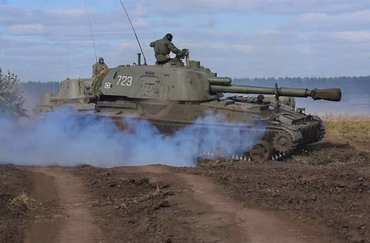 2S3 Akatsiya trang bị lựu pháo 152mm D-22 (cơ số đạn trong xe 46 viên), đạt tầm bắn xa đến 18,5km hoặc 24km với đạn tăng tầm.