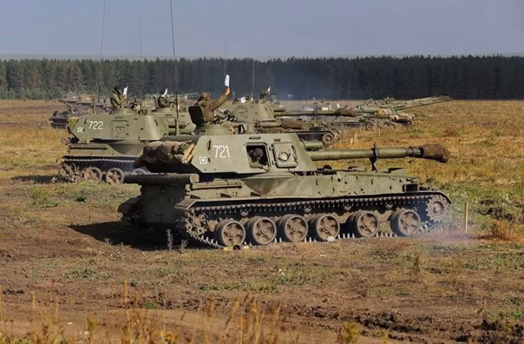 Các lực lượng vũ trang Nga đang tăng cường hoạt động tập trận bắn đạn thật trong bối cảnh căng thẳng với Mỹ, NATO tiếp tục tăng nhiệt xoay quanh vấn đề Ukraine. Trong ảnh là dàn pháo tự hành của pháo binh Nga đang hành tiến ra vị trí khai hỏa trong một cuộc tập trận.