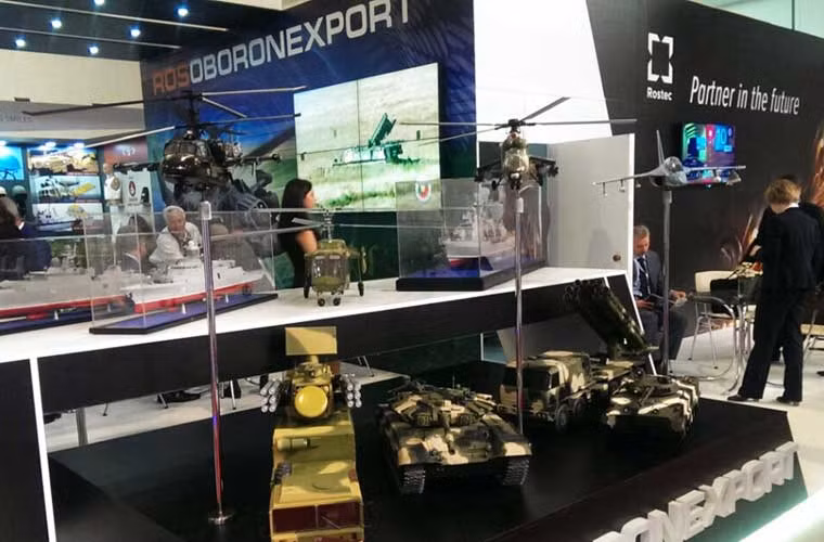Gian trưng bày trong nhà của Tập đoàn Rosoboronexport (Nga) với những thiết kế quen thuộc gồm: tổ hợp phòng không Pantsir-S1; xe tăng T-90A; pháo phản lực BM-30 Smerch; xe chiến đấu bộ binh BMP-3; trực thăng tấn công Mi-35, Ka-52; máy bay huấn luyện Yak-130; tàu tên lửa Molniya.