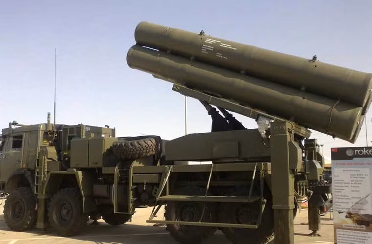 Triển lãm năm nay quy tụ hàng loạt công ty tới nước chủ nhà, Nga, Israel và các quốc gia châu Âu khác, đem tới hàng loạt mẫu vũ khí mới, hoặc được nâng cấp trên nền vũ khí cũ có thể đáp ứng yêu cầu tấn công, phòng thủ của một quốc gia. Trong ảnh là pháo phản lực phóng loạt cỡ nòng lớn T-122/300 do hãng Rocketsan (Thổ Nhĩ Kỳ) sản xuất đặt trên khung gầm cơ sở xe vận tải Kamaz-63502 được thiết kế dành cho Azerbaijan.