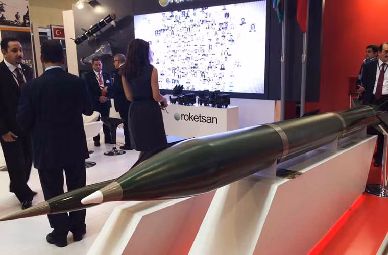 Mô hình đạn rocket cỡ lớn dành cho pháo phản lực phóng loạt của hãng Rocketsan (Thổ Nhĩ Kỳ).