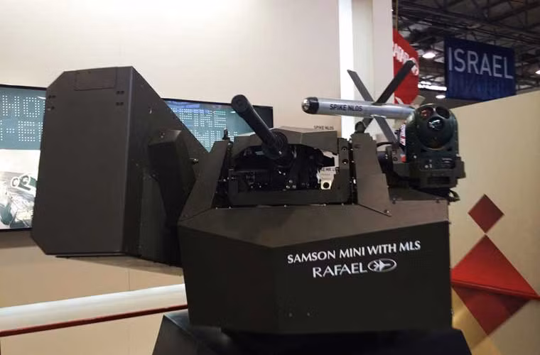 Trạm điều khiển vũ khí tự động Samson (được tích hợp pháo tự động, bệ phóng tên lửa chống tăng) của hãng Rafael, Israel.