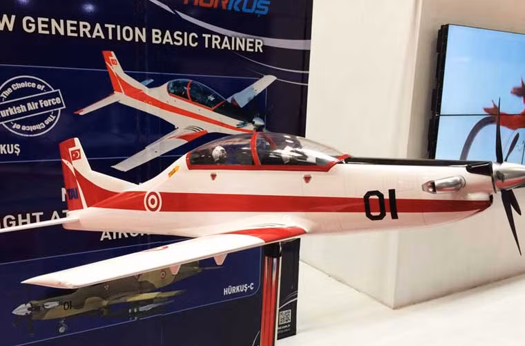 Mô hình máy bay huấn luyện sơ cấp kiêm cường kích hạng nhẹ Hurkus do Tập đoàn Công nghiệp Hàng không Thổ Nhĩ Kỳ (TAI) phát triển.