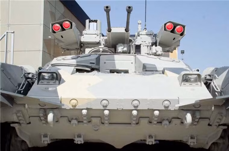 Xe chiến đấu hỗ trợ tăng BMPT-72 “Teminator-2” do công ty Uralvagonzavod (Nga) sản xuất. Mẫu xe này được thiết kế để yểm trợ xe tăng trong chiến tranh đô thị, cũng như có khả năng tiêu diệt hiệu quả xe tăng đối phương dù chúng hiện đại tới đâu.