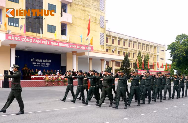 Trong ảnh, khối sĩ quan Quân đội Nhân dân Lào học tập tại trường Đại học Thông tin Liên lạc diễu qua lễ đài.