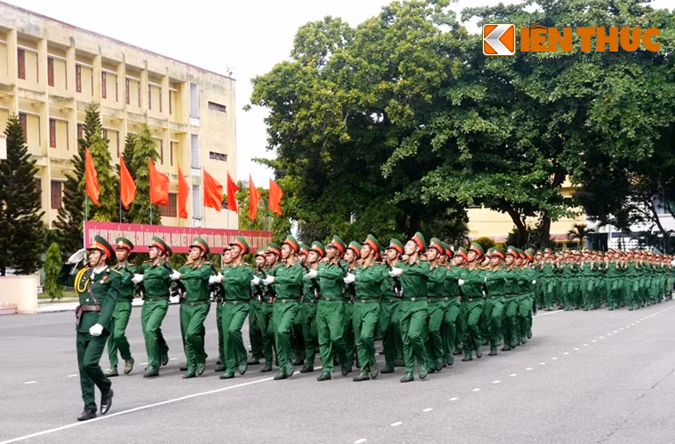 ....Trong đó, đã kết hợp hiệu quả công tác quy hoạch, đào tạo, sử dụng với công tác chính sách tạo động lực cho cán bộ, giảng viên phấn đấu trưởng thành. Mở rộng hợp tác, liên kết với các cơ quan, doanh nghiệp, học viện, trường đại học để bồi dưỡng nâng cao năng lực tiếng Anh, Tin học và nghiệp vụ sư phạm. Đến nay, trình độ, năng lực lãnh đạo chỉ huy, trình độ chuyên môn, kỹ thuật nghiệp vụ của đội ngũ cán bộ, giảng viên Nhà trường đã có bước phát triển vững chắc theo đúng yêu cầu nhiệm vụ của nhà trường đại học.
