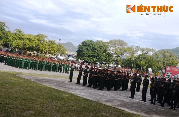 Năm học vừa qua, trường có 35 đơn vị được đạt danh hiệu đơn vị quyết thắng, đơn vị tiên tiến; 257 đồng chí được tặng danh hiệu chiến sĩ thi đua, chiến sĩ tiên tiến; 46 giảng viên đạt danh hiệu giảng viên giỏi cấp cơ sở. Nhà trường được Bộ Tổng tham mưu tặng bằng khen về công tác giáo dục đào tạo. Đây chính là minh chứng sống động khẳng định chất lượng giáo dục đào tạo và vị thế, uy tín của Trường Sĩ quan Thông tin - Trường Đại học Thông tin liên lạc trong hệ thống giáo dục đại học của Quốc gia.