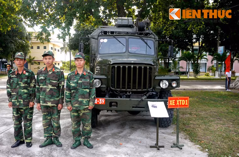 Trong buổi khai giảng, Nhà trường còn trưng bày một số khí tài tác chiến điện tử, thông tin liên lạc hiện đại của quân đội ta.