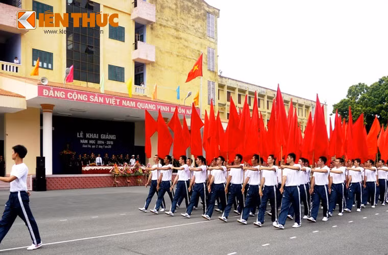 Trong ảnh, khối hồng kỳ diễu qua lễ đài trong lễ duyệt đội ngũ và diễu hành kết thúc buổi khai giảng. Những năm qua, Nhà trường đã giành sự quan tâm đặc biệt trong việc nâng cao chất lượng đội ngũ cán bộ, giảng viên; thực hiện thí điểm dạy học chuyên môn bằng tiếng Anh theo nhiệm vụ của Bộ Quốc phòng giao...