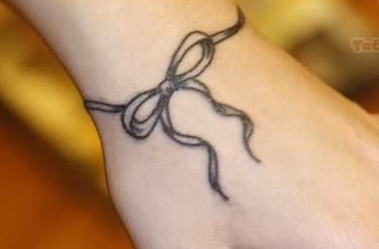 Chiếc nơ này vừa thu hút sự chú ý của mọi người về ung thư song cũng vô cùng duyên dáng.