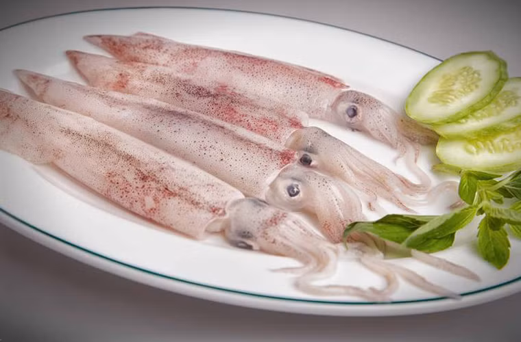 Trong khi đó, khi chọn mực ống nên chọn con thân cuộn tròn (hình ống), hơi dài, mình mỏng hơn so với mực nang. Chọn mực ống nên chọn con thịt còn sáng hơi hồng, dầu vẫn dính chặt vào thân, túi mực chưa bị vỡ. Nhìn chung mực kém tươi là mực đã chuyển sang màu hơi xanh ngà, thịt nhão, đầu không dính chặt với thân, mùi rất tanh.