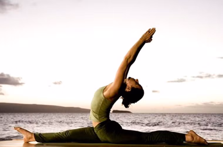 Duy trì lối sống lành mạnh. Quan trọng nhất, mọi người cần tránh xa thói quen hút thuốc bởi những độc tố có trong chúng sẽ dễ dàng hủy hoại cơ thể nói chung, tăng nguy cơ ung thư xương nói riêng. Thay vào đó, bạn nên giải tỏa căng thẳng bằng cách tập yoga, xem phim hoặc tham gia các câu lạc bộ luyện tập thể thao.