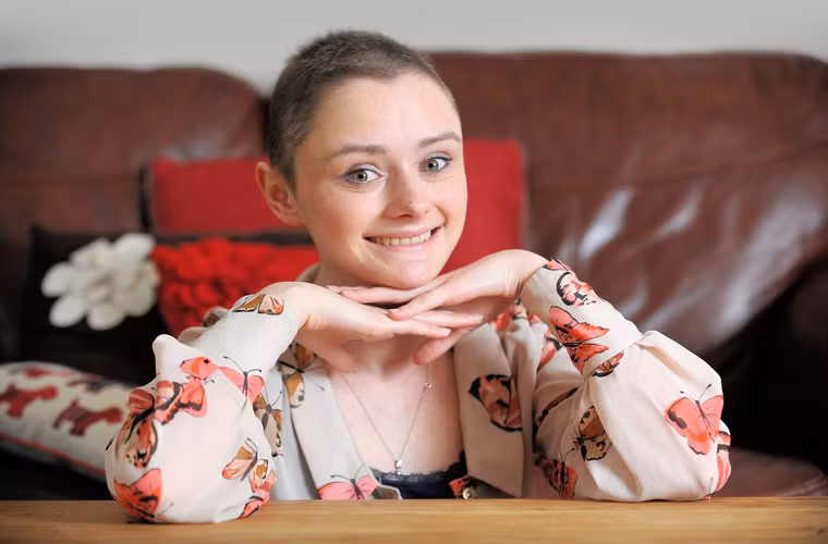 Thực vậy, chiếc quần này đã gắn bó với cô một thời gian và lúc mới mua về nó tỏ ra rất vừa vặn. Trong một lần đi chơi cùng bạn bè, Emily nhận thấy chiếc quần quá chật khiến cô cảm thấy khó chịu vô cùng.