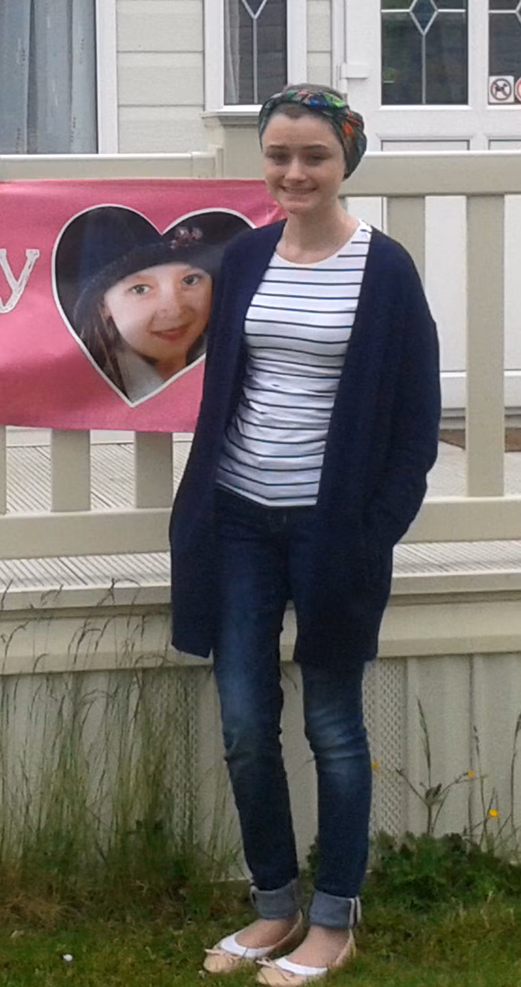 Lấy cảm hứng từ tấm gương của Stephen Sutton, một thiếu niên đang chống chọi với căn bệnh ung thư ruột không thể chữa khỏi quyên góp 4 triệu bảng cho Cancer Trust. Emily hiện thiết lập chiến dịch kêu gọi ủng hộ bệnh nhân ung thư trên trang remissionpossible.org.uk.