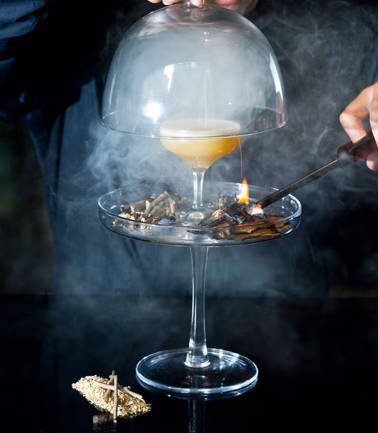 Cocktail “thuốc súng”. Loại cocktail này được giao bán với mức giá 20 đô. Để có được món đồ uống có mùi vị đặc biệt, người ta dùng rượu rum lắc với lòng trắng trứng và một loại thảo dược truyền thống kết hợp với hương vị thuốc súng đốt từ bên dưới lên.