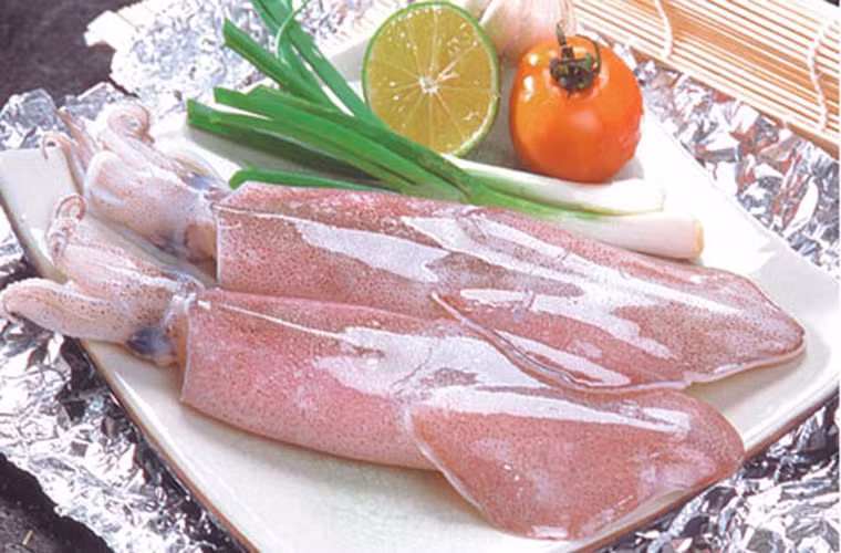 Mực tươi. Mực tươi gồm có 2 loại: mực nang và mực ống. Mực nang thân to và dẹp gần như hình bầu dục. Nên chọn con to, dày mình, trắng đục như cùi dừa, thịt chắc không bị nát, lớp màng màu nâu bao quanh đều bên ngoài.