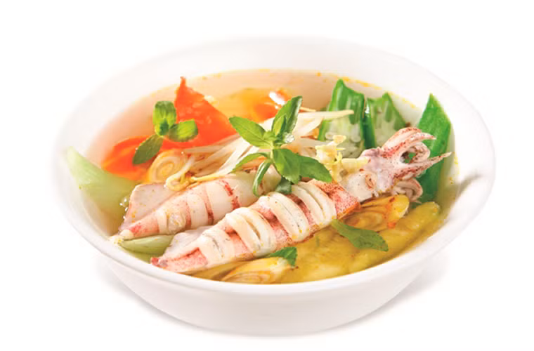  Canh mực dưa chua. Khi đi biển, bạn nhớ mua một chút mực về làm quà cho cả nhà. Mực nấu dưa chua mang lại cảm giác chua dịu, thơm nhẹ mùi mực.