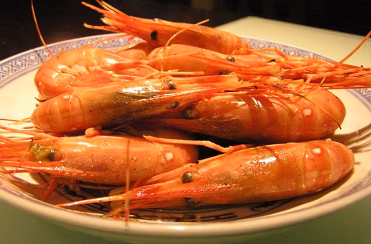 Tôm uống rượu say mềm hấp. Đây được xem là đặc sản của người dân sành ăn Trung Quốc. Tôm nhúng rượu chỉ đạt chuẩn khi những con tôm sống được cho uống rượu đến say mềm rồi đem vào hấp.