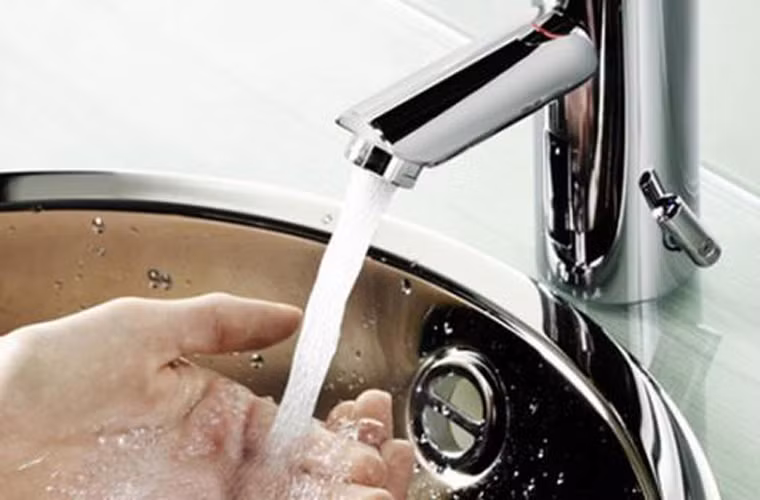 Sử dụng nguồn nước sạch. Bạn nên tự bảo vệ mình khỏi các chất ung thư trong nguồn nước bằng cách lọc sạch chúng trước khi sử dụng. Thật bất ngờ, việc uống nước tinh khiết đóng chai lại không hề an toàn, có lợi cho sức khỏe hơn cách sử dụng nước sạch đun sôi để nguội.