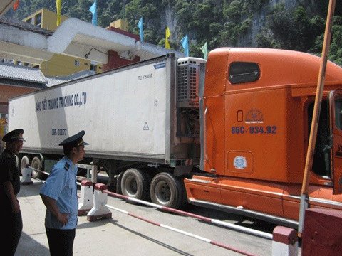 Hoạt động giao thương chính ngạch ở cửa khẩu Tân Thanh - Lạng Sơn vẫn diễn ra bình thường.