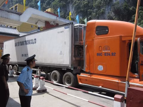 Hoạt động giao thương chính ngạch ở cửa khẩu Tân Thanh - Lạng Sơn vẫn diễn ra bình thường.