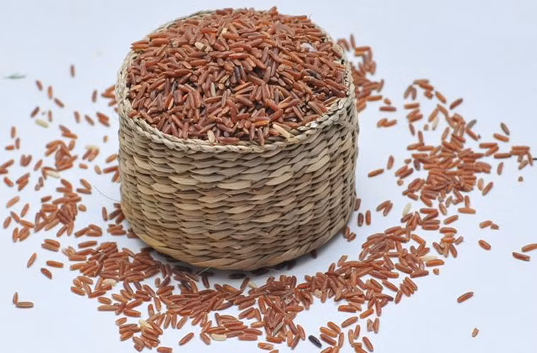 Gạo lứt - mức nguy hiểm 5. Asen từng được sử dụng như một thứ vũ khí đáng gờm thời trung cổ. Chất này cũng có thể tìm thấy trong căn phòng chứa lương thực của bạn. Đáng chú ý, khảo sát về an toàn thực phẩm cho người tiêu dùng được Hiệp hội nhà tiêu dùng Mỹ từng tiết lộ, hàm lượng asen trong gạo lứt đều cao hơn so với gạo trắng.