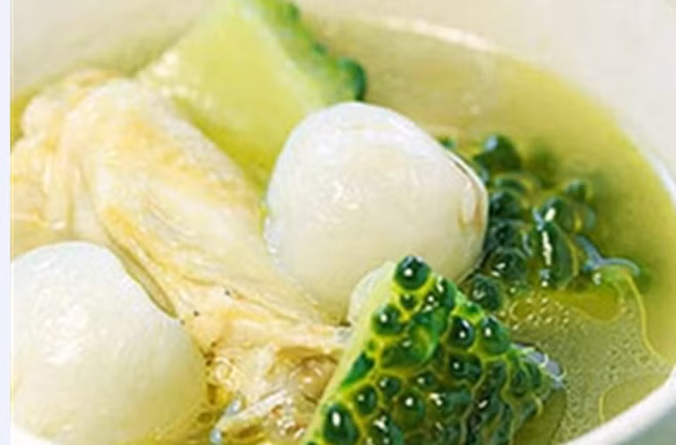 Canh vải thiều. Thay vì lựa chọn các nguyên liệu quen thuộc cho món canh xương gà, vải thiều cùng một số loại gia vị thông dụng sẽ mang lại bát canh độc đáo, “không đụng hàng”.