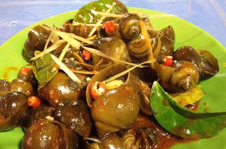 Ốc rang me. Nguyên liệu chính của ốc rang me gồm ốc, me, sả, ớt bột và đường. Món ăn đặc biệt và cuốn hút thực khách ở chỗ, dù được pha trộn hỗn hợp đủ các vị chua cay mặn ngọt nhưng vẫn giữ được vị giòn dai đặc trưng của ốc.