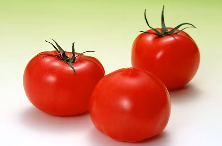 Tăng cường chất chống oxy hóa trong các bữa ăn. Hiệp hội Ung thư Mỹ khuyến khích sử dụng các loại ngũ cốc nguyên hạt, trái cây và rau xanh trong bữa ăn hàng ngày. Những thực phẩm giàu chất chống oxy hóa có thể kể đến như dâu, bông cải xanh, tỏi, cà chua, nho đỏ, rau bina và cà rốt.