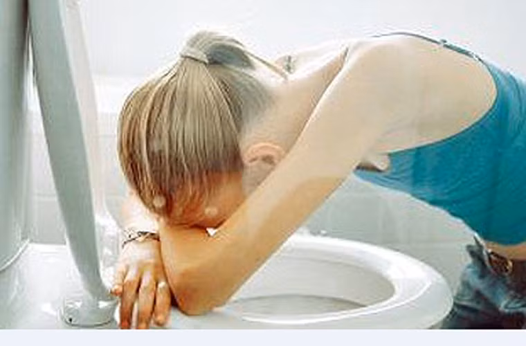 Người mắc ung thư dạ dày thường có các triệu chứng như: cảm giác khó chịu ở bộ phận này; buồn nôn – nôn; sút cân; khó nuốt; nôn ra máu; lẫn máu trong phân…