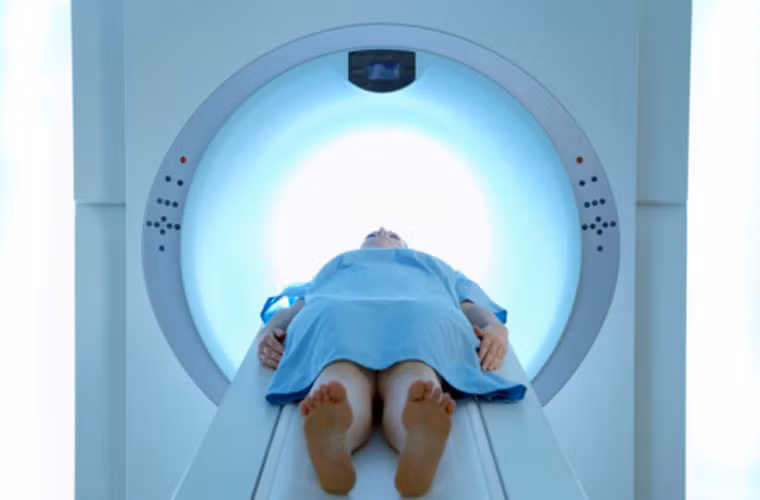 Xạ trị. Xạ trị là cách tiêu diệt tế bào ung thư bằng cách sử dụng các tia năng lượng cao. Phương pháp này cũng được kết hợp cho bệnh nhân thực hiện phẫu thuật cắt bỏ khối u ở dạ dày.