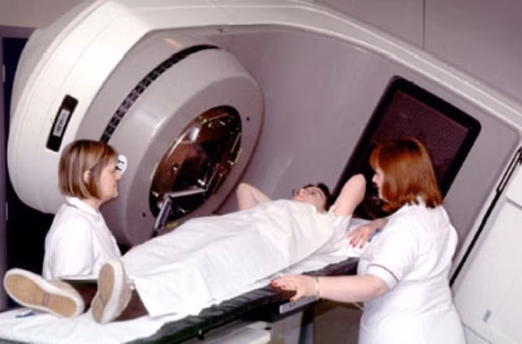 Tác dụng phụ thường gặp sau xạ trị là bệnh nhân có biểu hiện khó tiêu, buồn nôn và tiêu chảy.