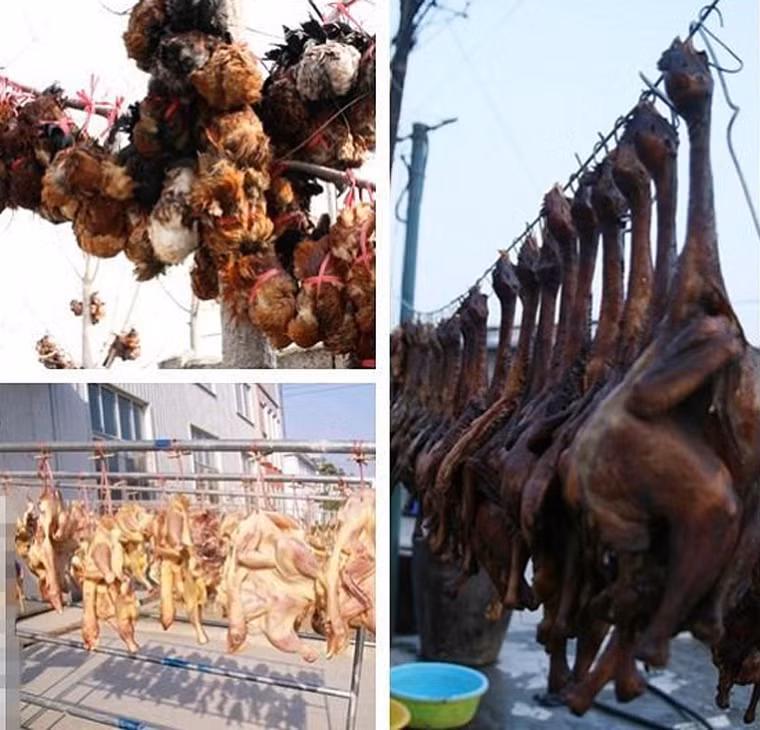 Cứ như vậy, đàn gà được treo cho đến khi thịt chúng khô lại và trở thành món ăn đậm đà, hấp dẫn.